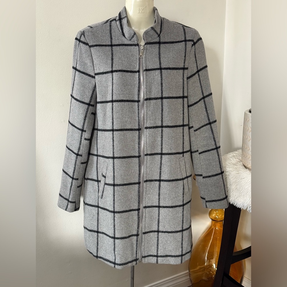 NWOT Suzy Shier light weight coat in grey,double lined. Extra Small